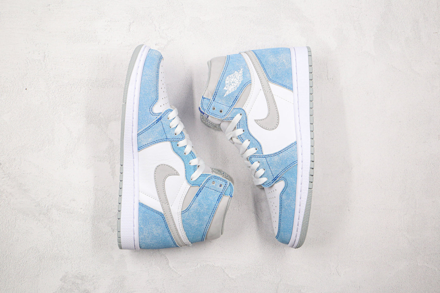 Air Jordan 1 High Hyper Royal