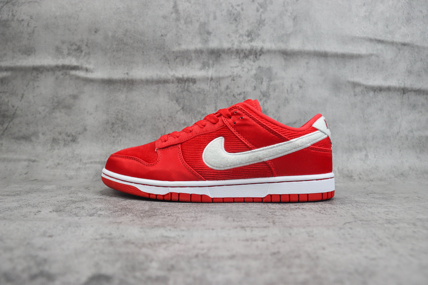Nike Dunk Low Valentine's Day Red