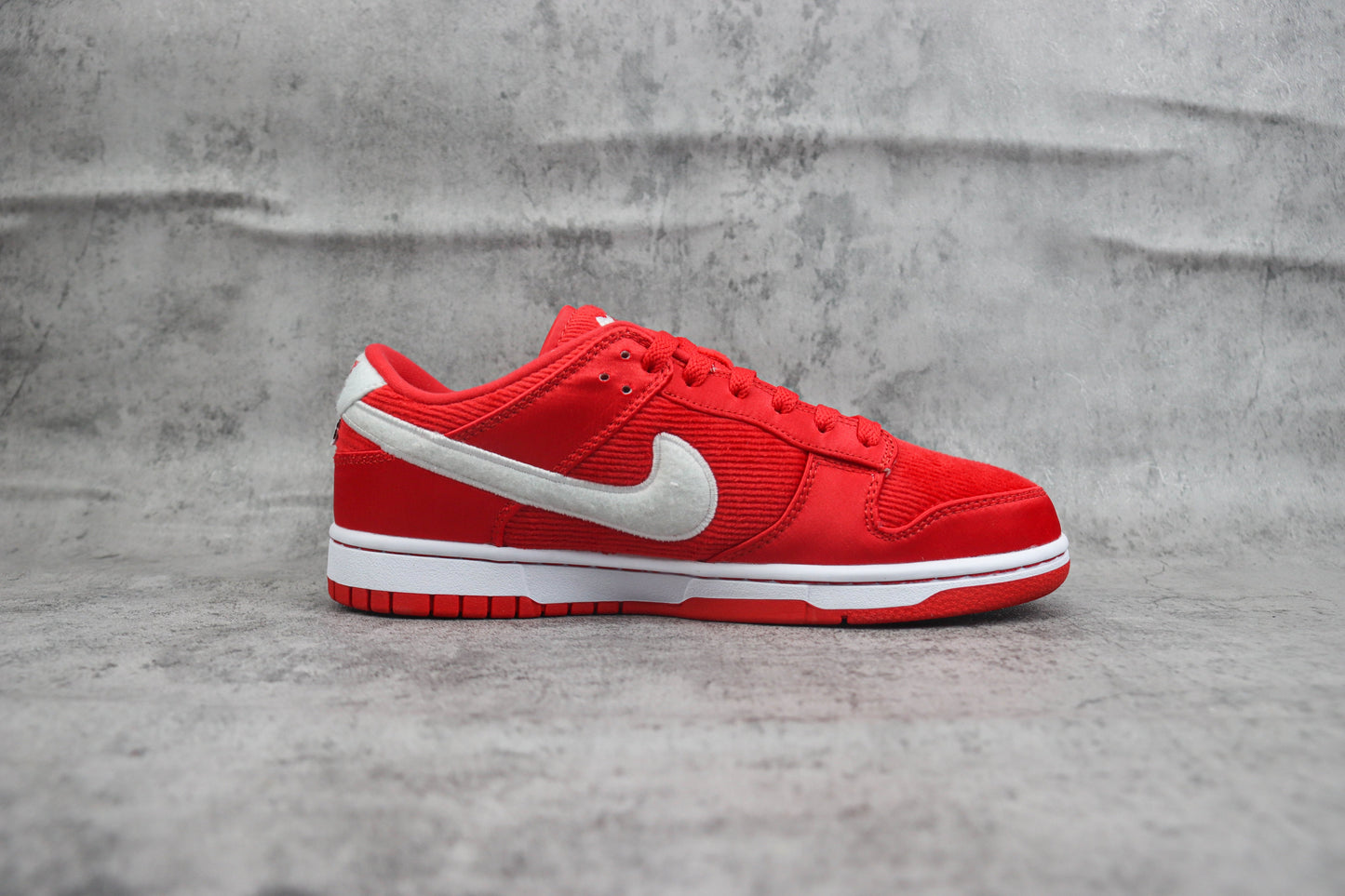 Nike Dunk Low Valentine's Day Red