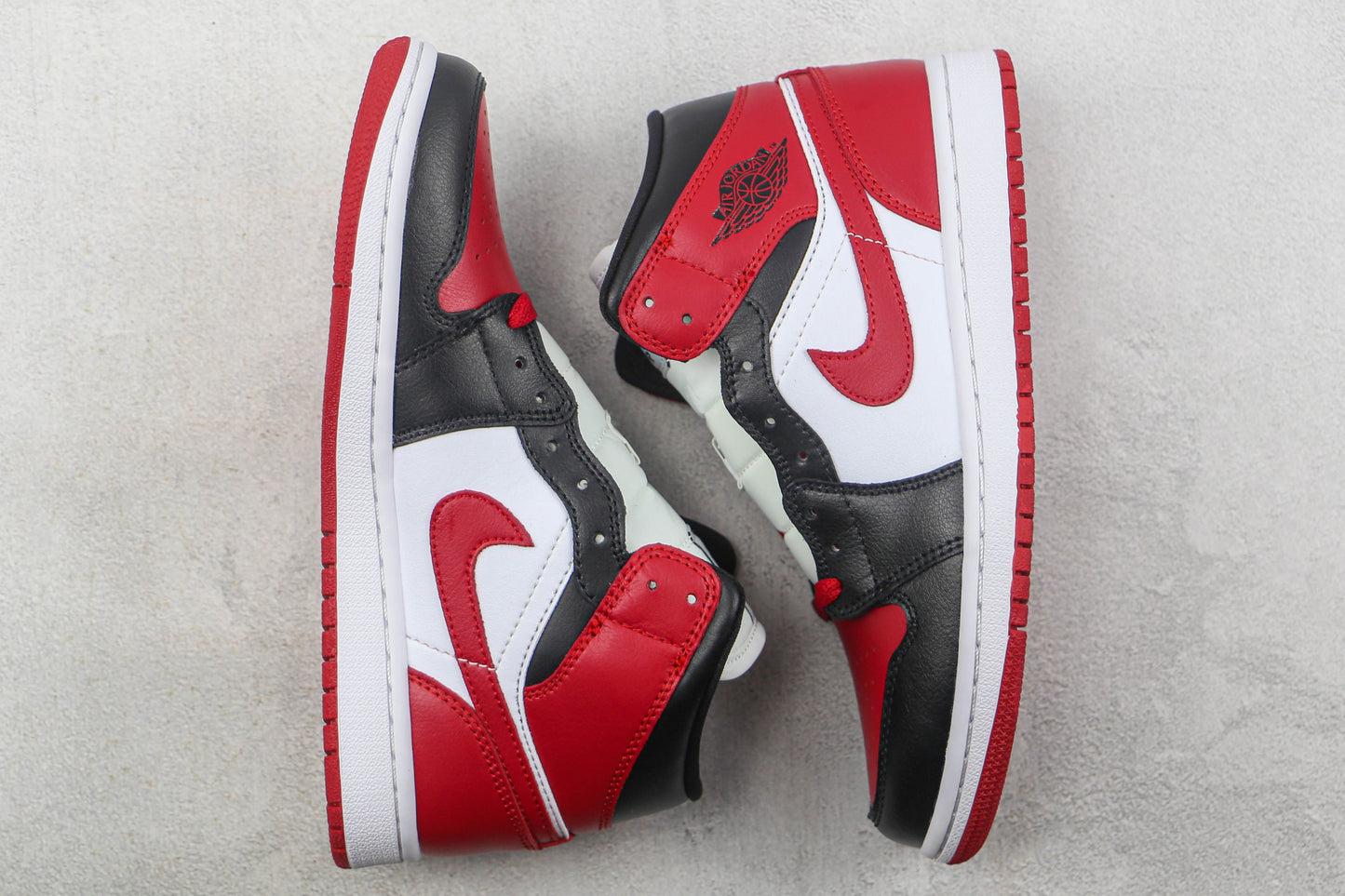 Air Jordan 1 Mid Alternate Bred Toe