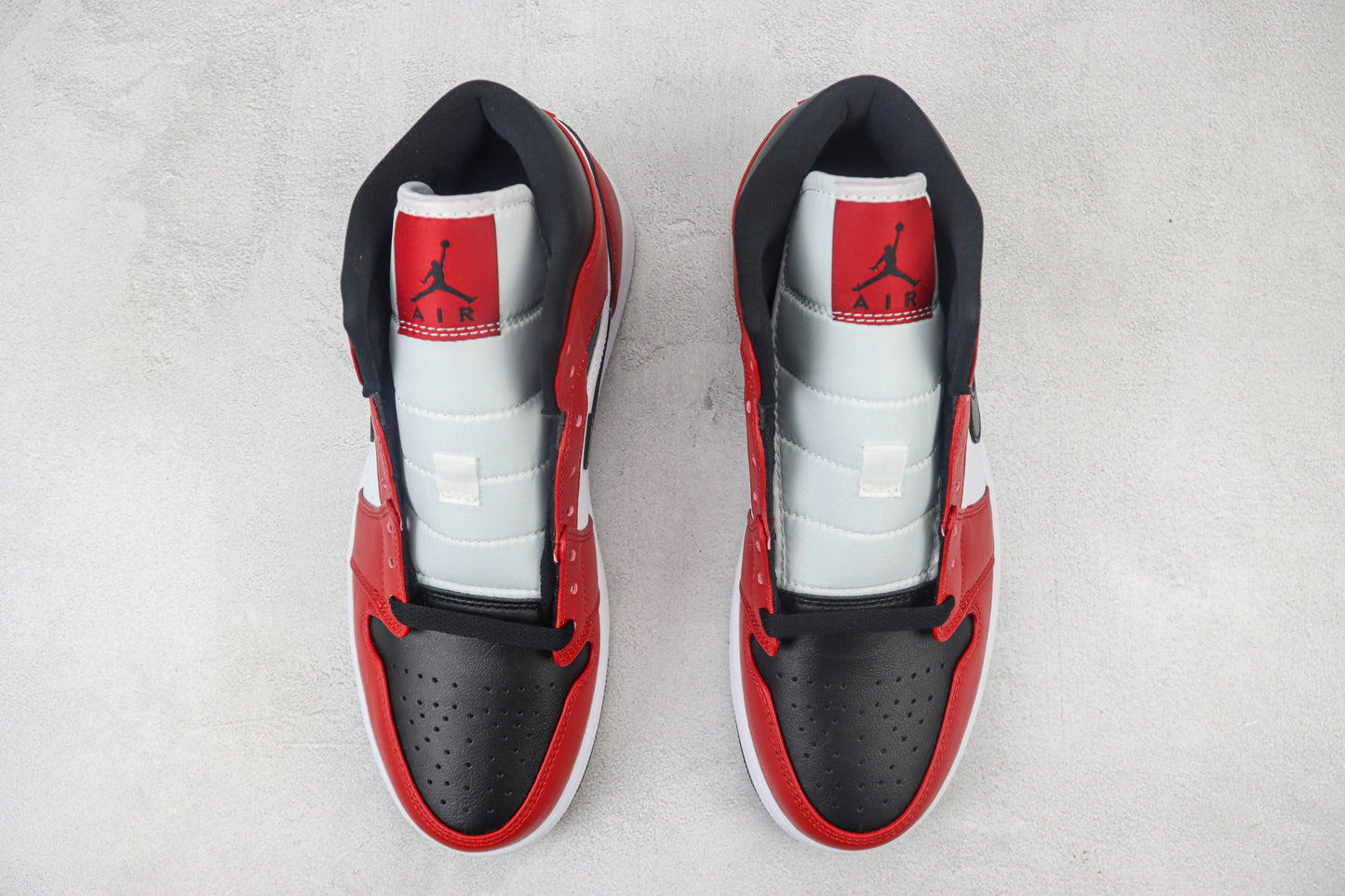 Air Jordan 1 Mid Chicago Black Toe