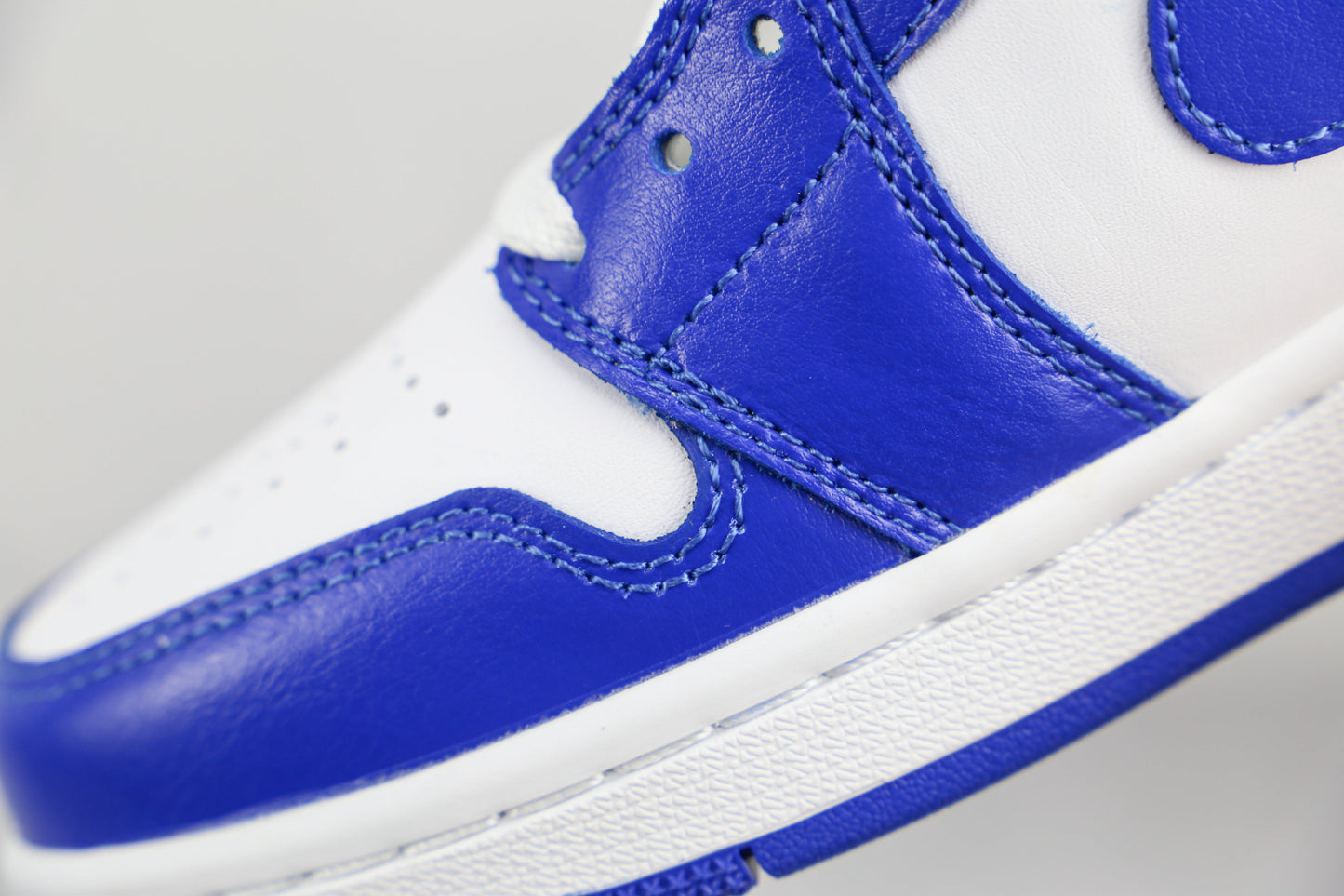 Air Jordan 1 Mid Kentucky Blue