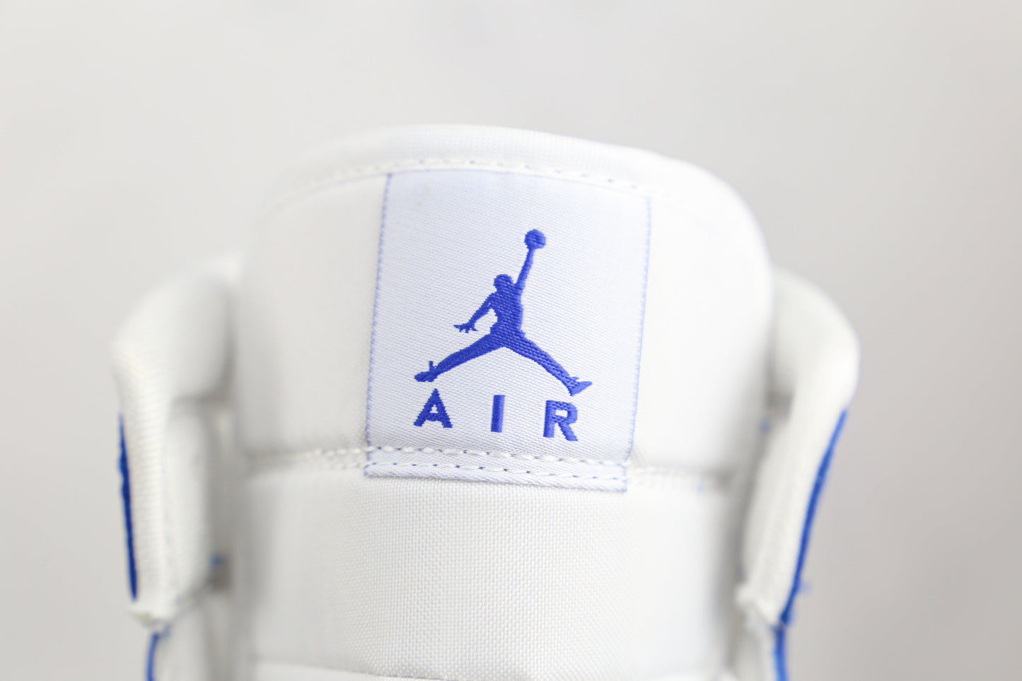Air Jordan 1 Mid Kentucky Blue