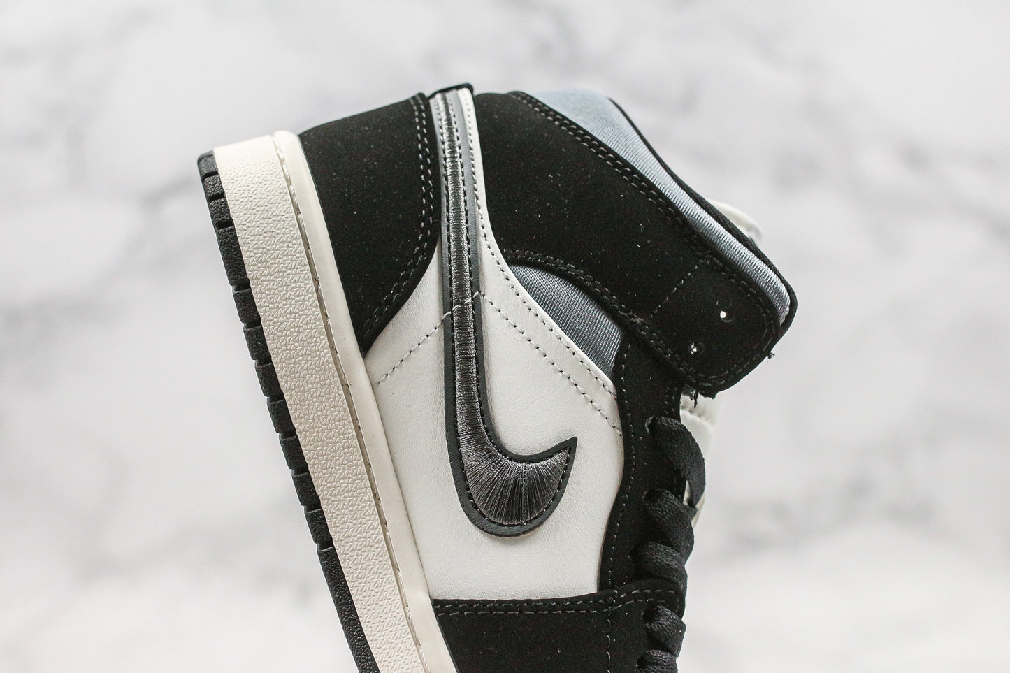 Air Jordan 1 Mid Satin Grey Toe