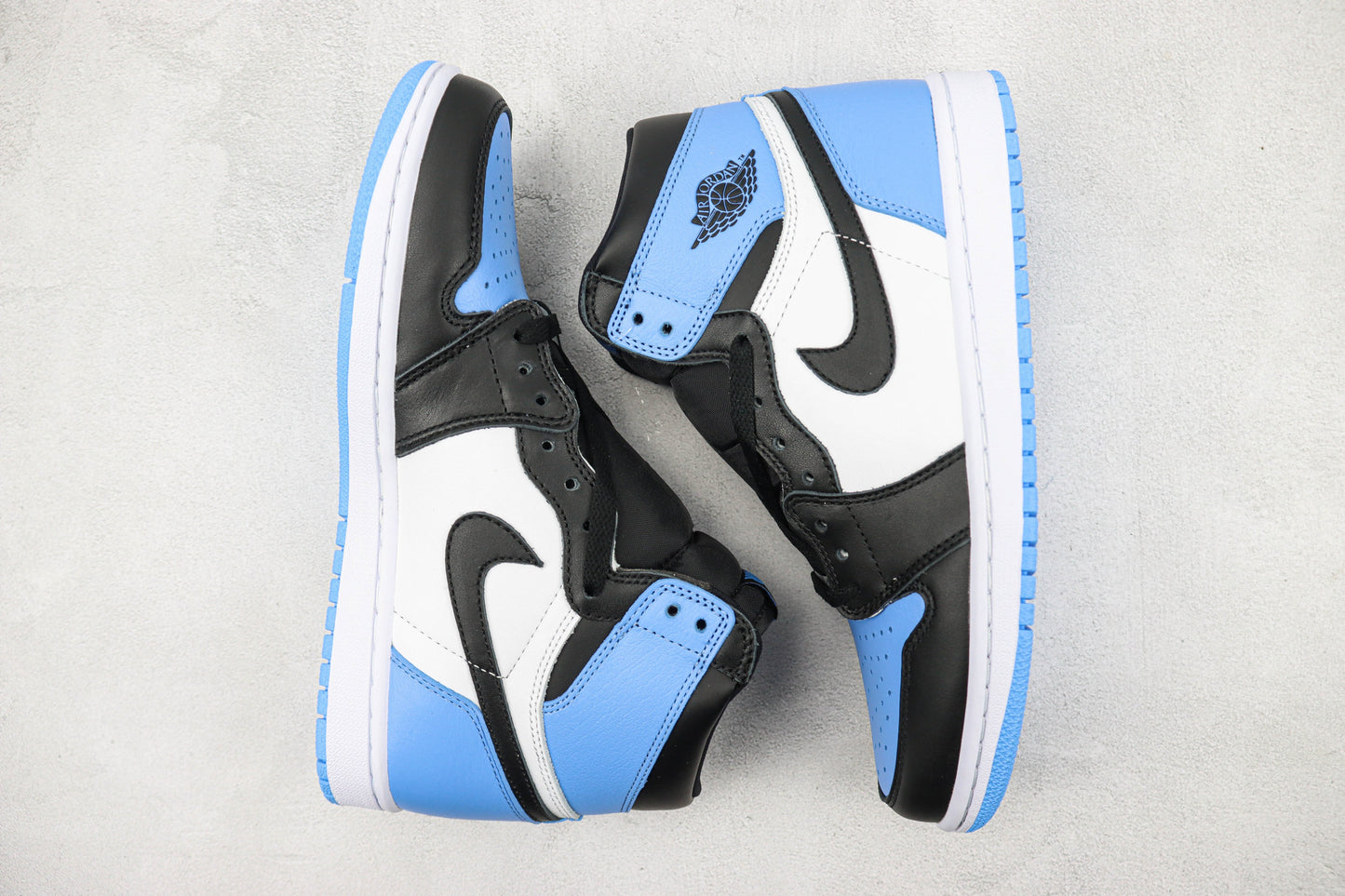 Air Jordan 1 Retro High UNC Toe